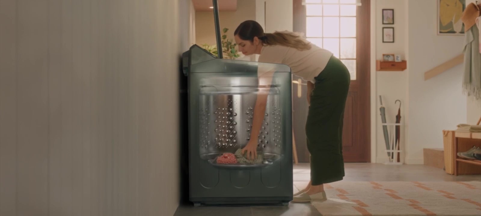 ideo que muestra la estructura de la lavadora, diseñada con inclinación hacia abajo para facilitar cargar y descargar la ropa