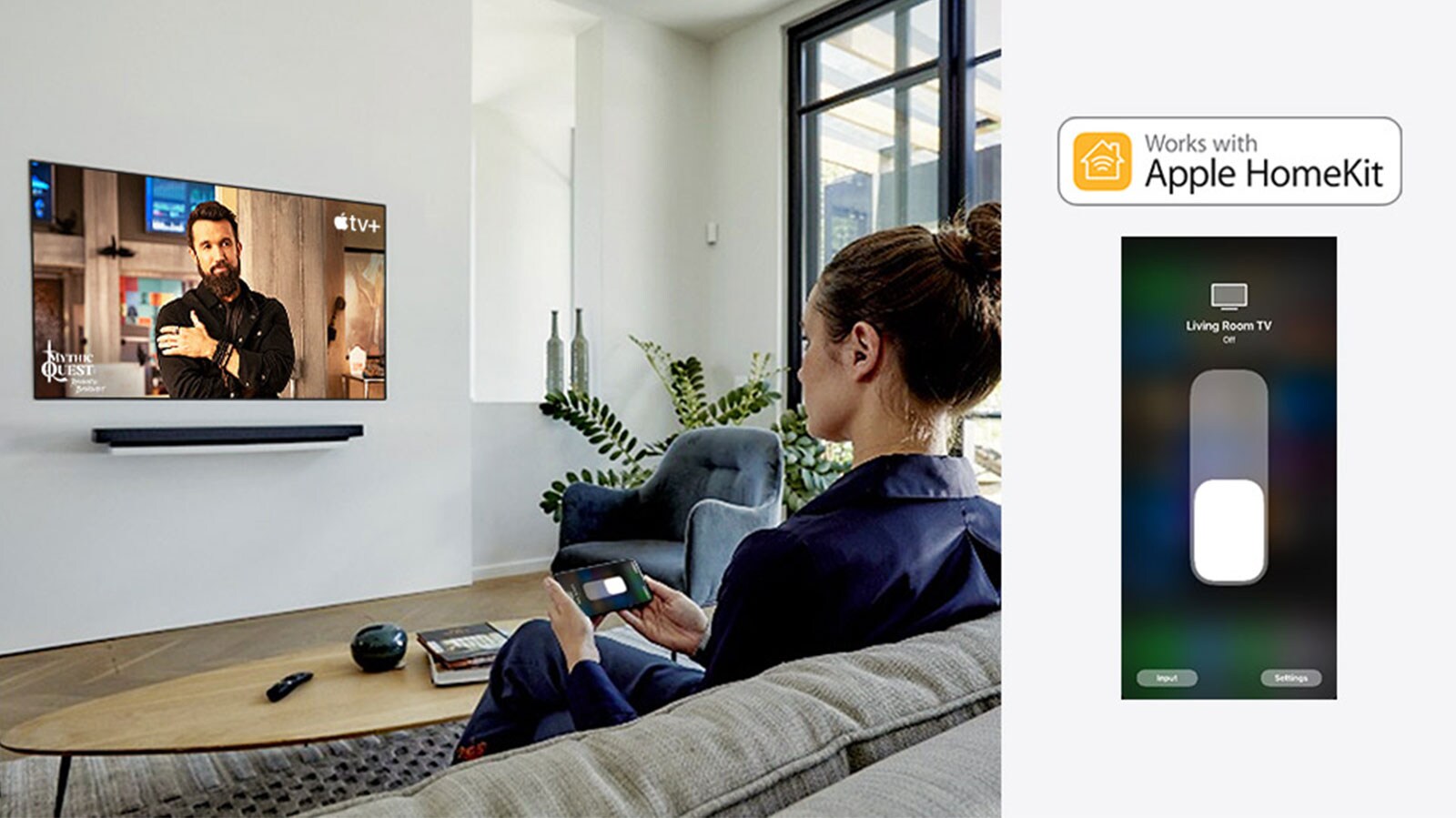 Una mujer en el sofá mirando contenido de Apple TV+ y usando Apple Homekit en su celular (mover la diapositiva)