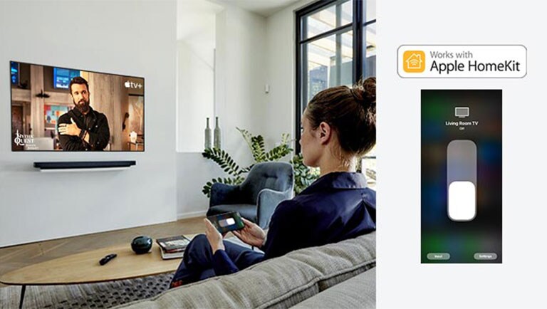 Una mujer en el sofá miraando contenido de Apple TV+ y usando Apple Homekit en su celular (mover la diapositiva)