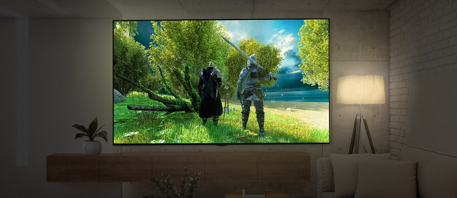 Un televisor ultra grande montado en una pared en una habitación oscura. La escena muestra una vista trasera de dos personajes que visten armaduras.