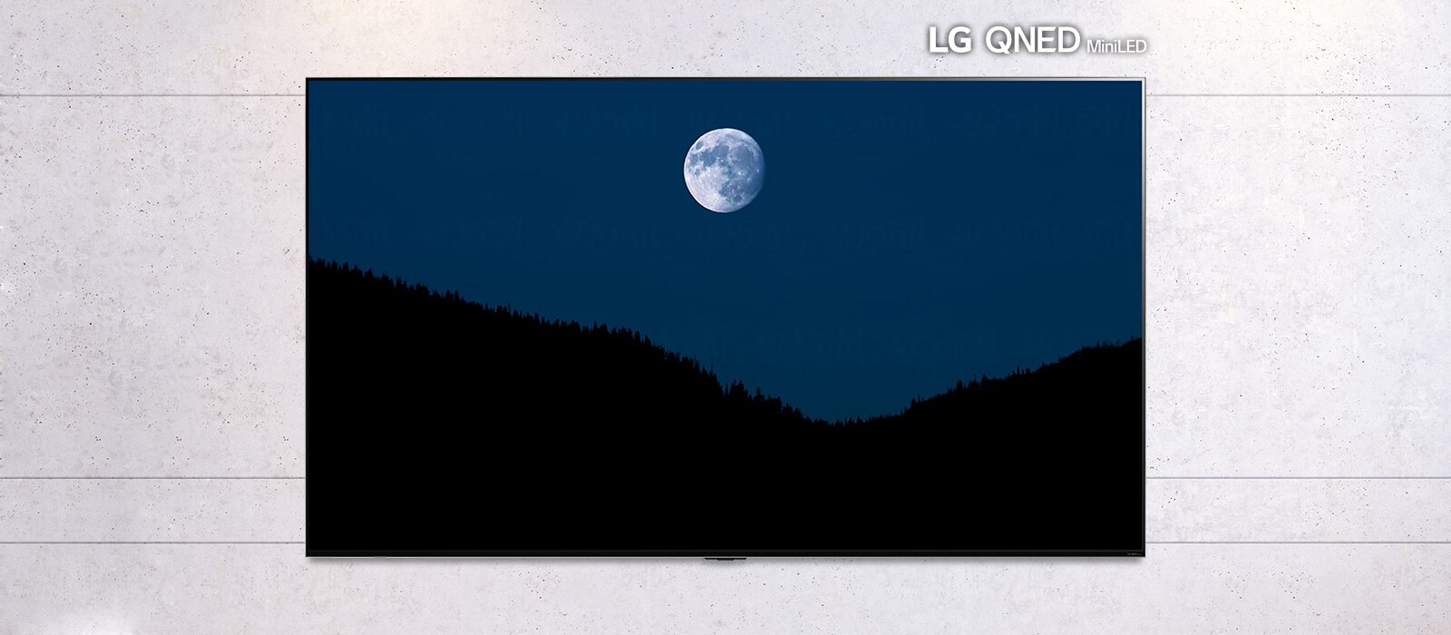 Imagen desplazable de un televisor montado en la pared que muestra una escena oscura de la luna sobre las montañas. La escena alterna entre un televisor de tamaño normal y un televisor LG QNED Mini LED de pantalla grande.