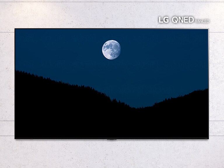 Imagen desplazable de un televisor montado en la pared que muestra una escena oscura de la luna sobre las montañas. La escena alterna entre un televisor de tamaño normal y un televisor LG QNED Mini LED de pantalla grande.