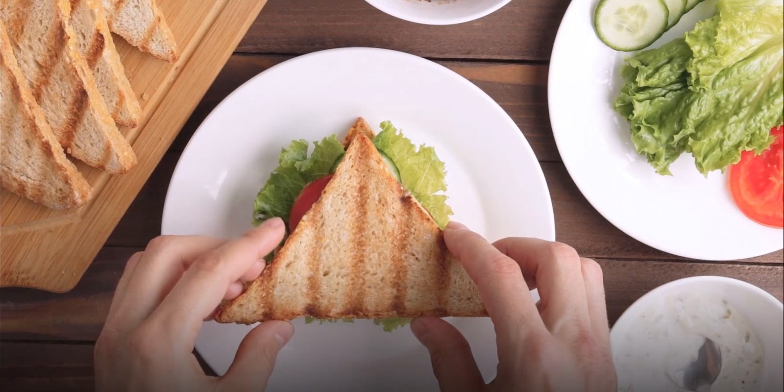Familia que prepara comida utilizando platos limpios y disfrutando los alimentos