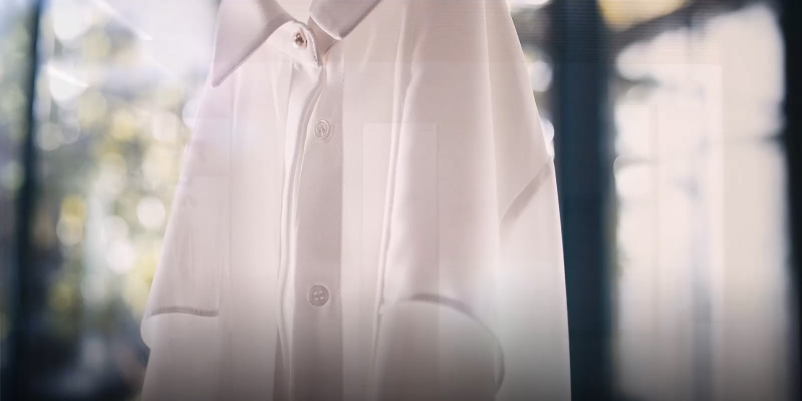 Acercamiento a una camisa blanca limpia.