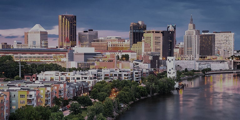 Paisaje urbano apagado de baja resolución. Aparece el procesador alpha 11 AI de 2.ª gen. Diferentes iconos de círculo se mueven en torno al paisaje urbano que demuestran cómo el procesador analiza cada elemento del cuadro. El procesador pulsa con potencia y la imagen del paisaje urbano de repente se vuelve más brillante, más detallada y con resolución 4K gracias al superescalamiento de IA.