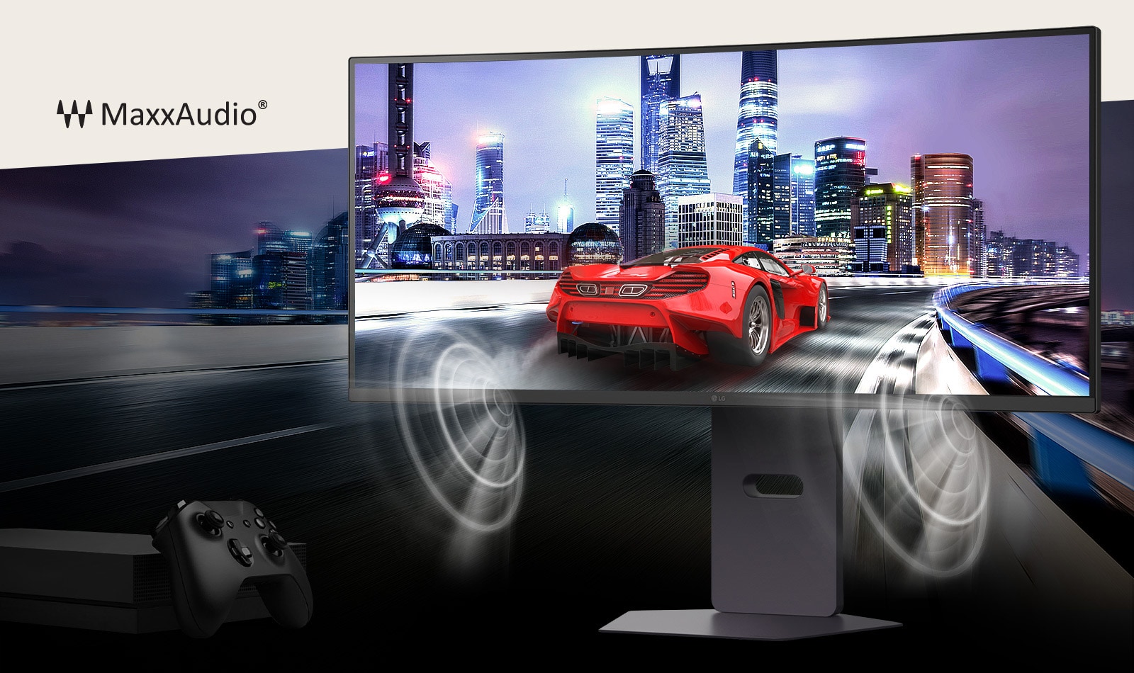 Auto de carreras rojo en una ciudad iluminada al fondo; el monitor UltraGear al frente y un control de videojuegos en la esquina inferior izquierda. El sonido envolvente se representa desde los parlantes MaxxAudio.