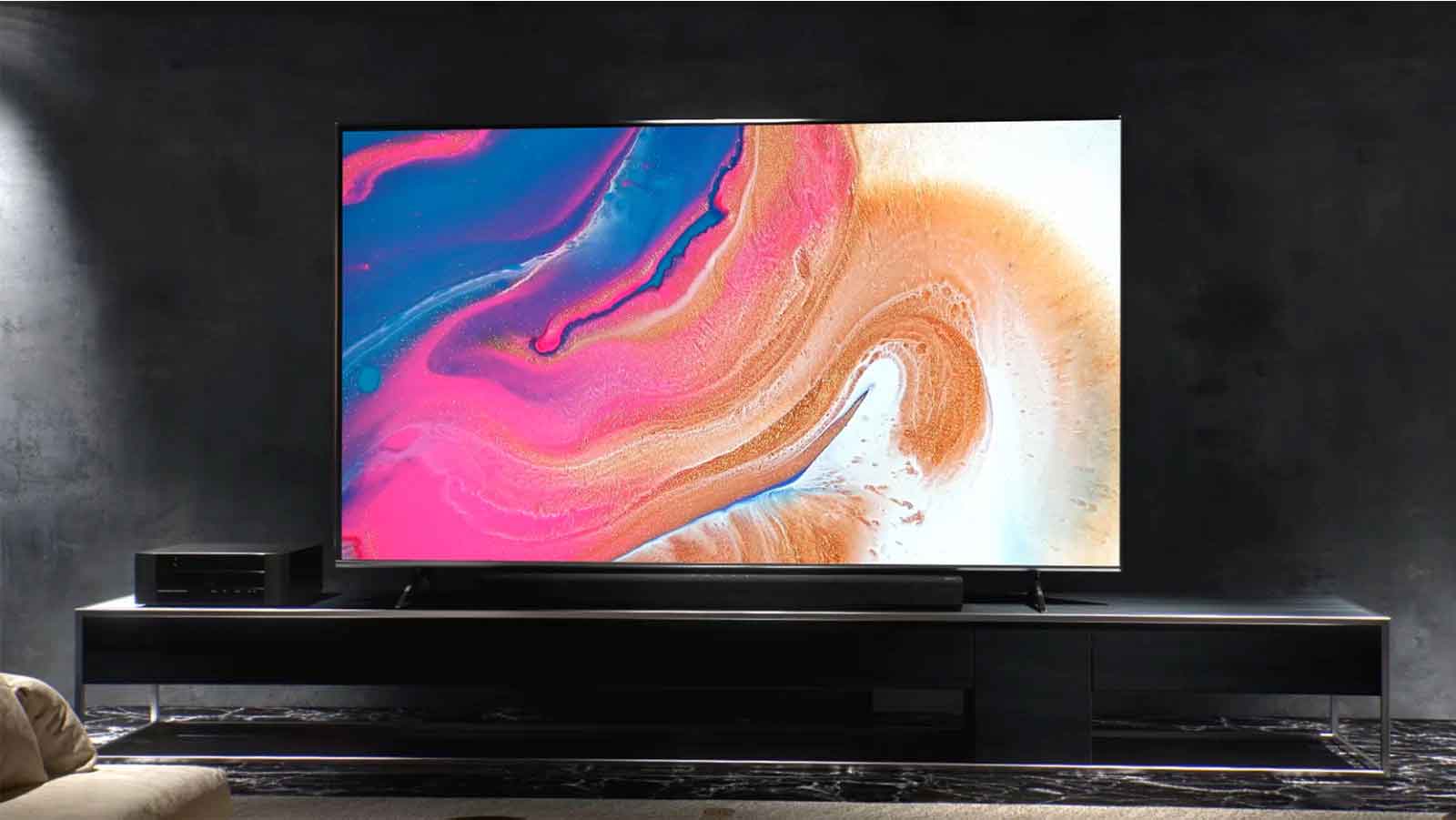 Vídeo de la instalación mural de un TV delgado en una habitación oscura.