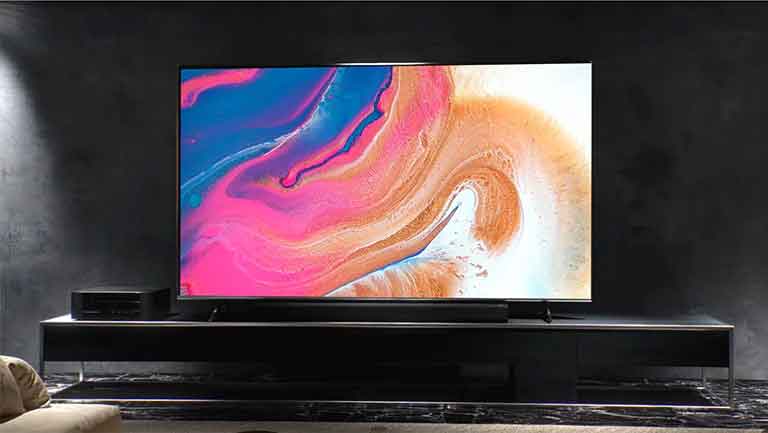 Vídeo de la instalación mural de un TV delgado en una habitación oscura.