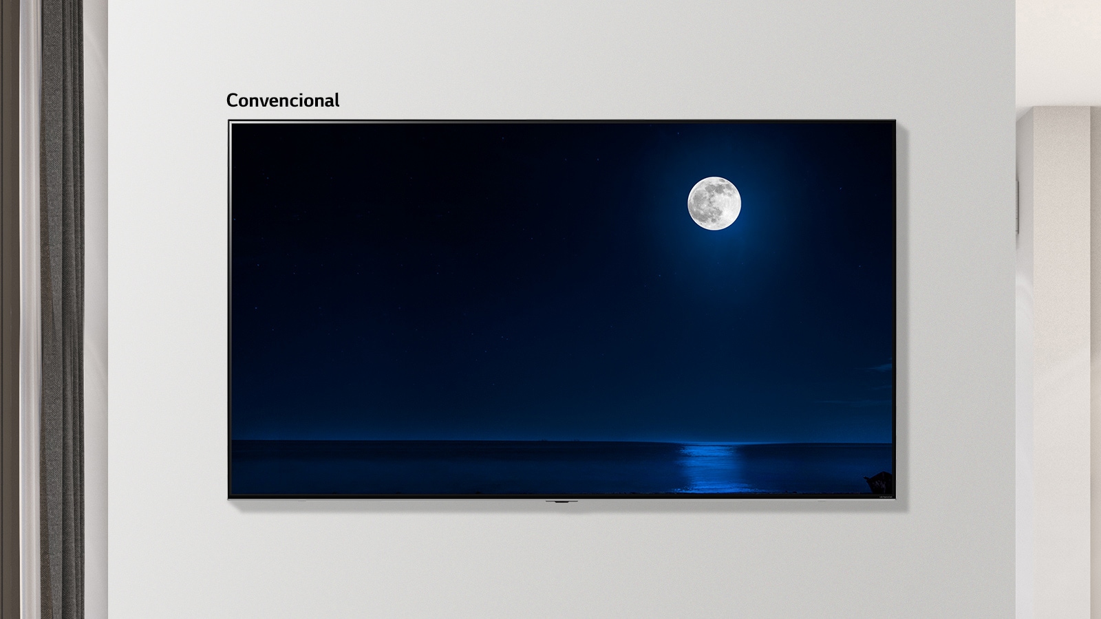 Escena oscura de una luna llena que brilla sobre el agua. La parte inferior izquierda muestra la imagen en un televisor convencional con halo y colores menos claros; la imagen circundante más grande muestra la escena en el televisor LG NanoCell.