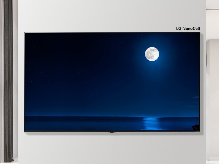 Imagen desplazable de un televisor montado en la pared que muestra una escena oscura de una luna llena que se refleja en el agua. La escena alterna entre un televisor de tamaño normal y un televisor LG NanoCell de pantalla grande.