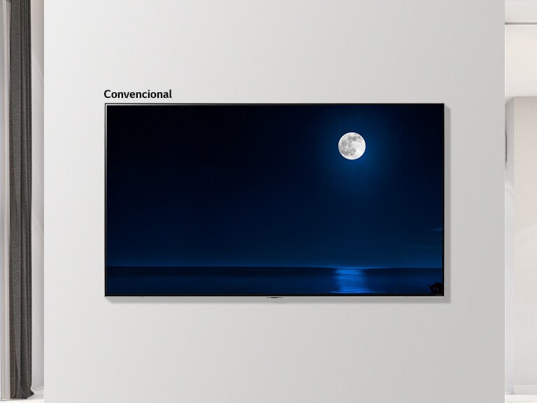 Escena oscura de una luna llena que brilla sobre el agua. La parte inferior izquierda muestra la imagen en un televisor convencional con halo y colores menos claros; la imagen circundante más grande muestra la escena en el televisor LG NanoCell.