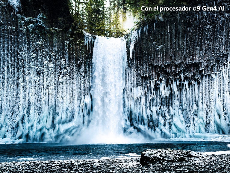 Comparación de la calidad de la imagen de una cascada congelada en un bosque.