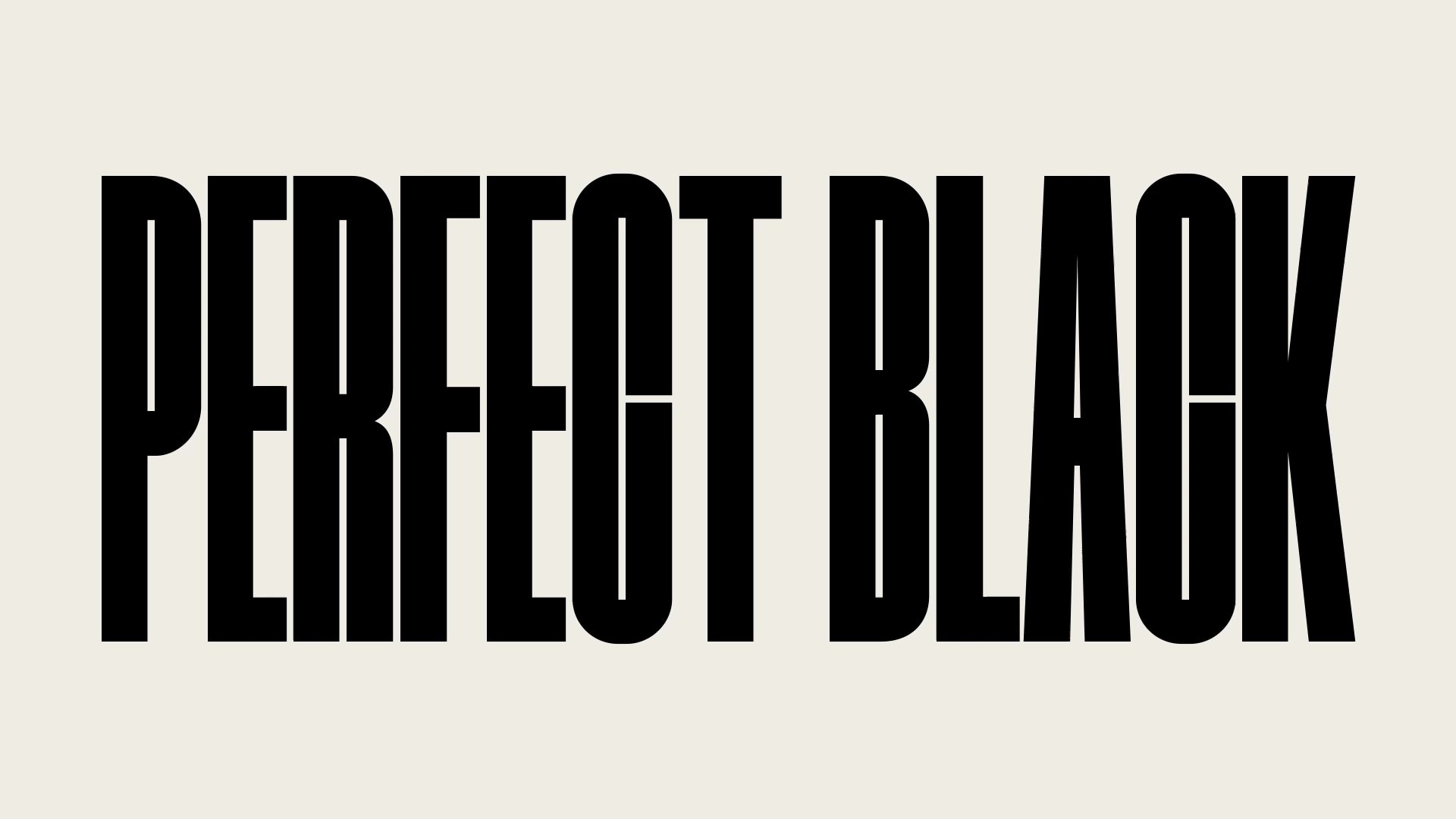 Se abre un video con las palabras " COLOR NEGROS PERFECOS" en mayúsculas y negritas. Una escena montañosa negra con una definición nítida se eleva para cubrir las letras, relevando también un pueblo y dunas de arena. La copia negra desaparece detrás de un cielo negro. 