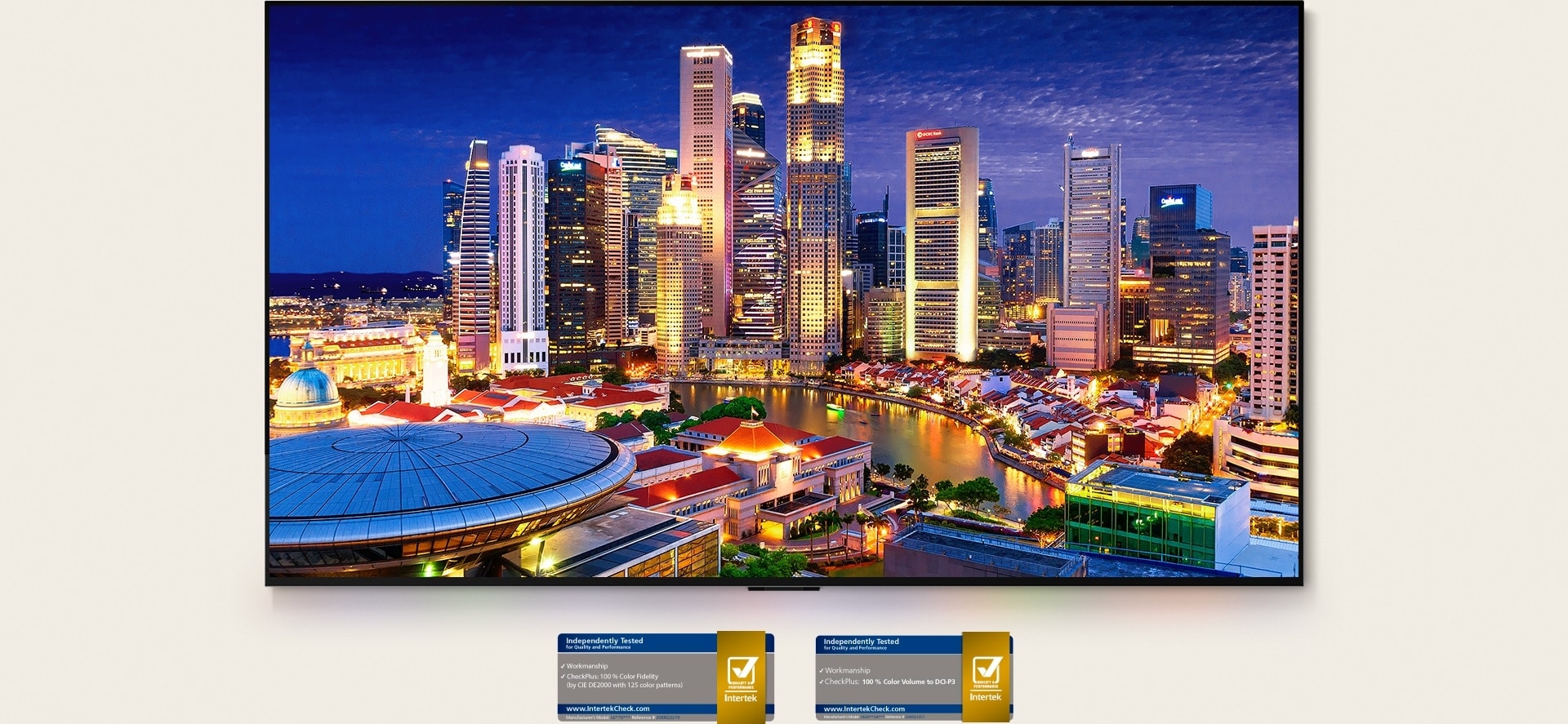 Una escena urbana bulliciosa al atardecer con colores llamativos y contrastes.