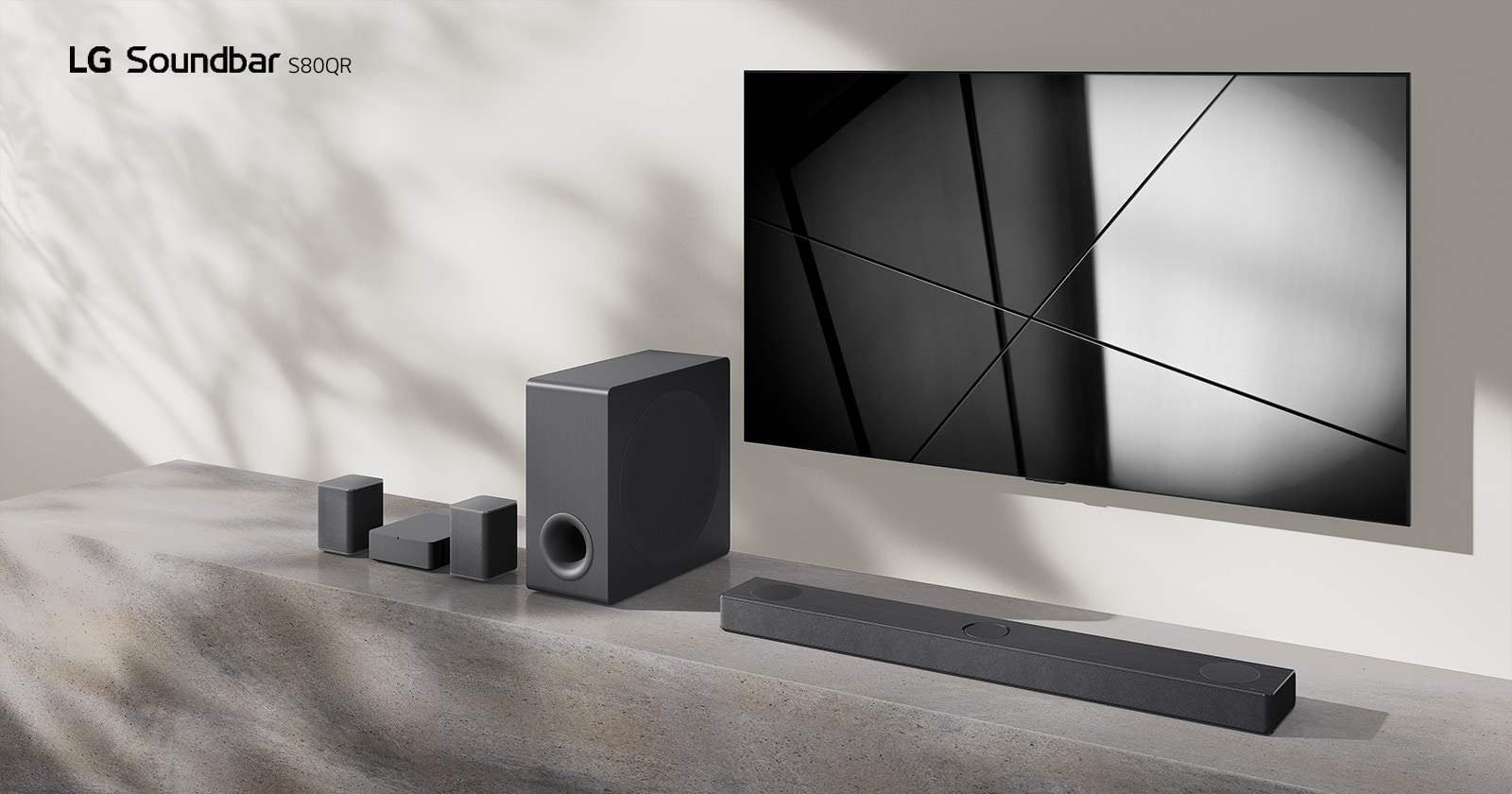 La barra de sonido LG S80QR y el televisor LG se colocan juntos en la sala de estar. El televisor está encendido y muestra una imagen en blanco y negro.