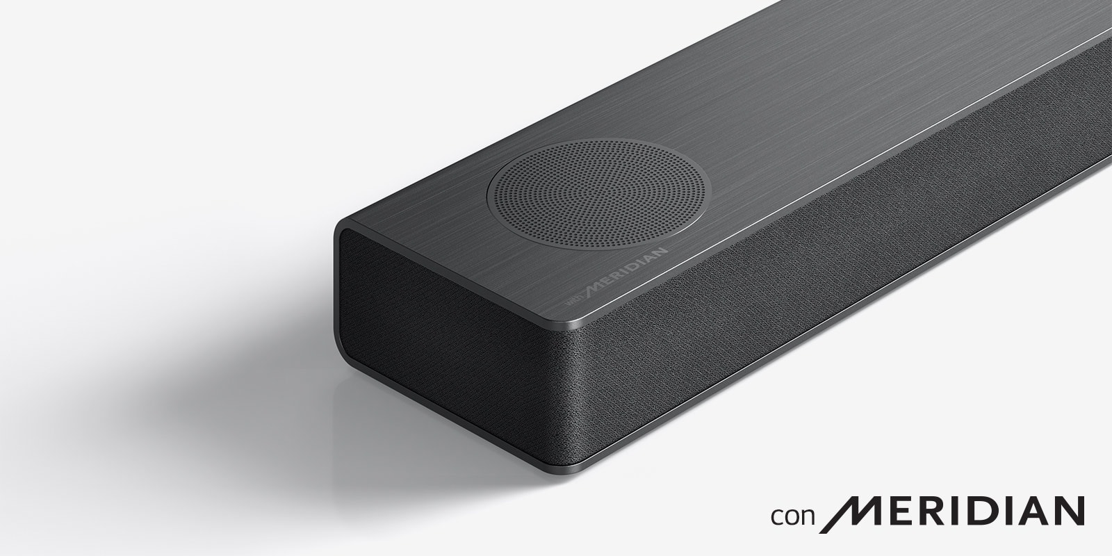 Primer plano del lado izquierdo de la barra de sonido LG con el logotipo de Meridian en la esquina inferior izquierda de un producto.