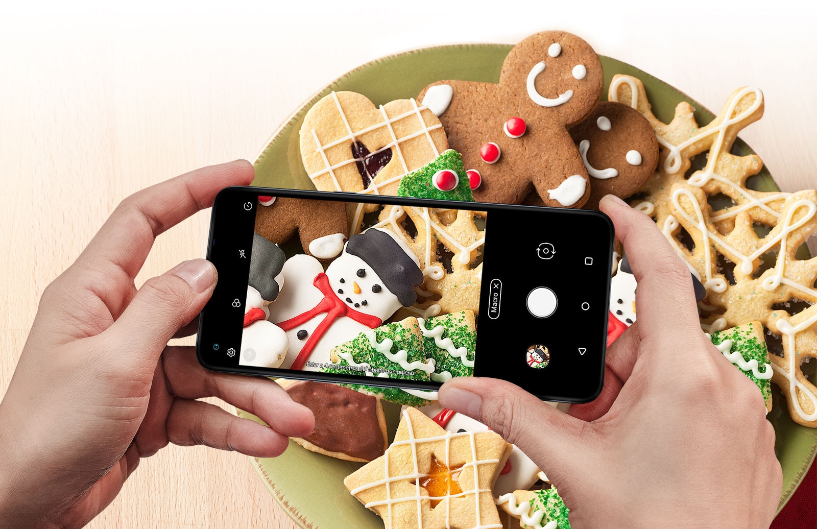 Primer plano de alguien sosteniendo un Smartphone tomando una foto de una galleta