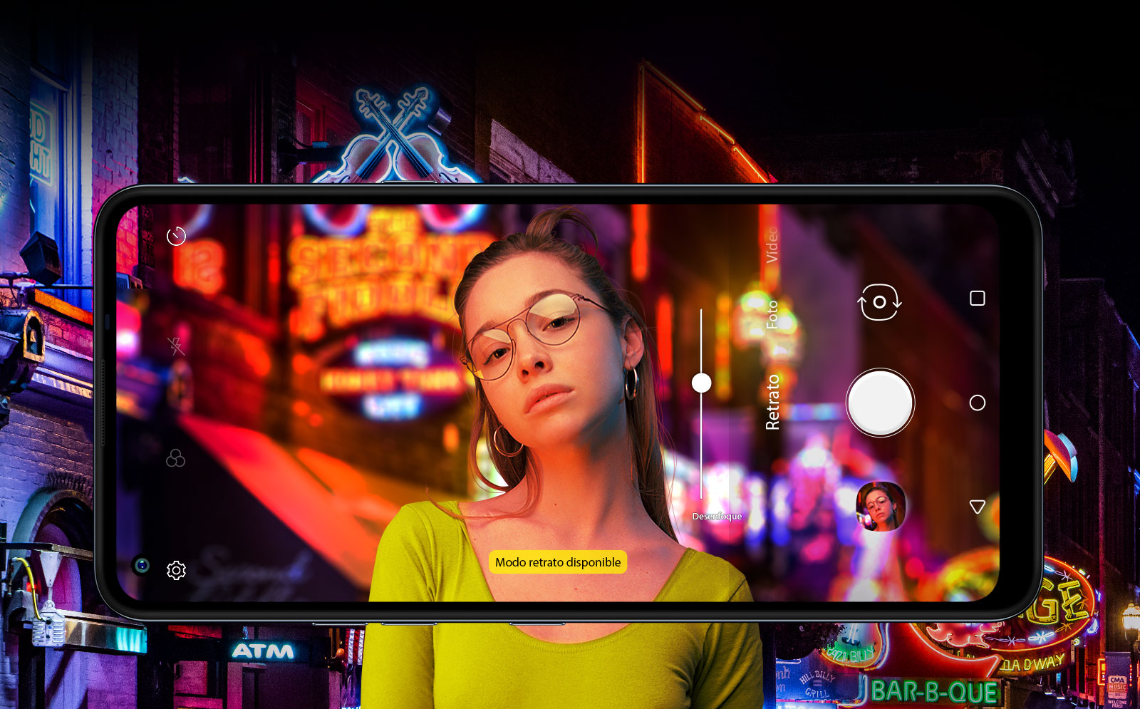 Selfie de una chica con fondo de una calle con luces de neón