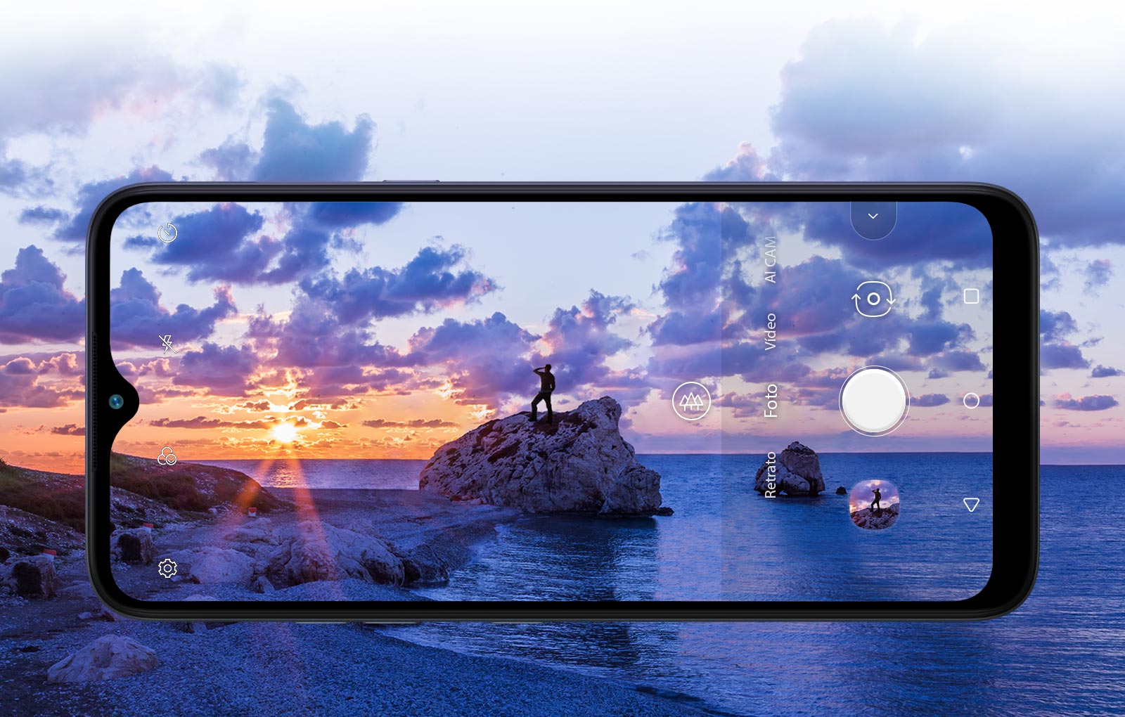 Smartphone fotografiando a un hombre mirando la playa al atardecer