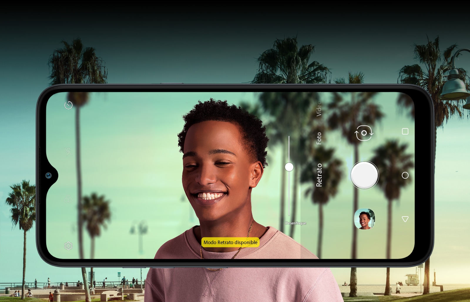 Selfie de un hombre con palmeras detrás