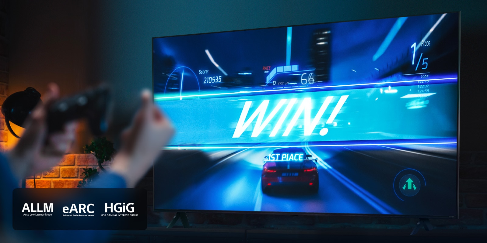 Un juego de carreras de coches en la línea de meta, con el cartel que dice "¡GANA!", mientras el jugador aprieta el joystick del juego. Los logotipos de ALLM, eARC y HGiG están colocados en la esquina inferior izquierda.