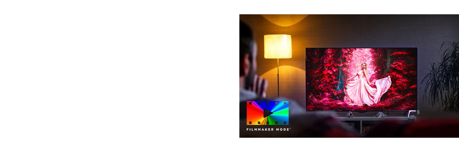 Un hombre está sentado en un sofá viendo una película de acción. La chica en la televisión tiene un arco y una flecha completamente tensos.