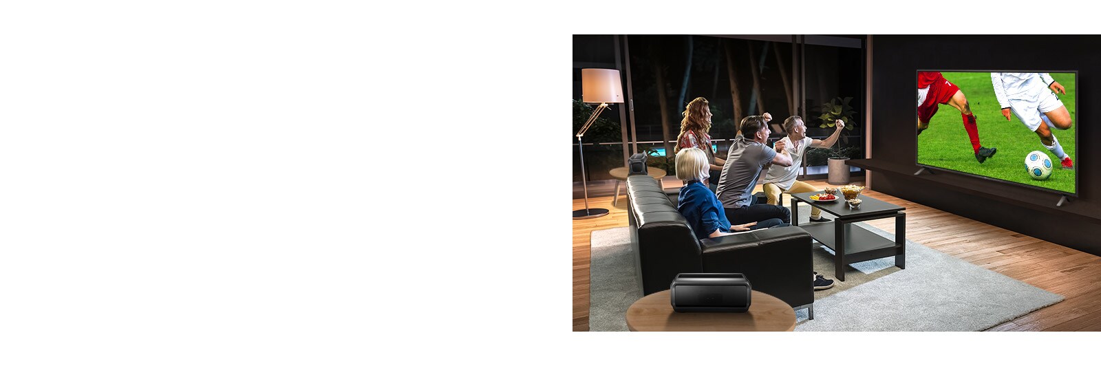 Personas que ven juegos deportivos en la TV en la sala de estar con altavoces traseros Bluetooth.
