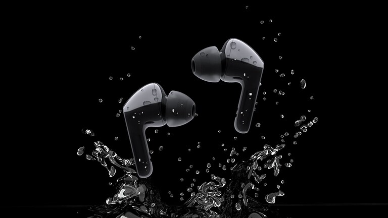 Imagen de los auriculares true wireless TONE Free salpicados por gotas de agua