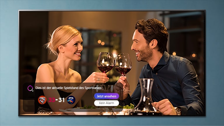 Un uomo e una donna tintinnano i bicchieri su uno schermo televisivo mentre vengono visualizzati gli annunci sportivi