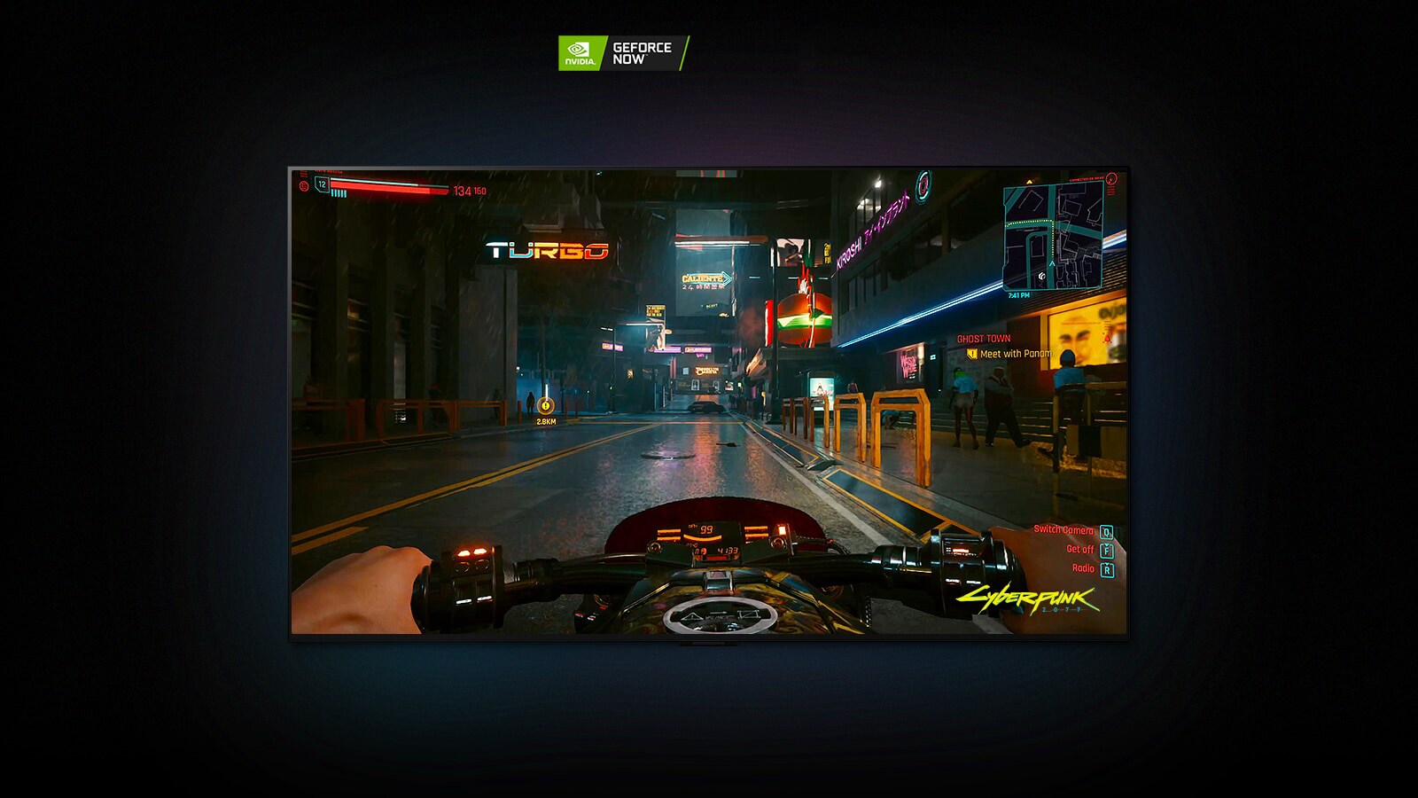 V prizoru iz igre Cyberpunk 2077, prikazanem na zaslonu LG OLED, se igralec vozi z motorjem po neonsko osvetljeni ulici
