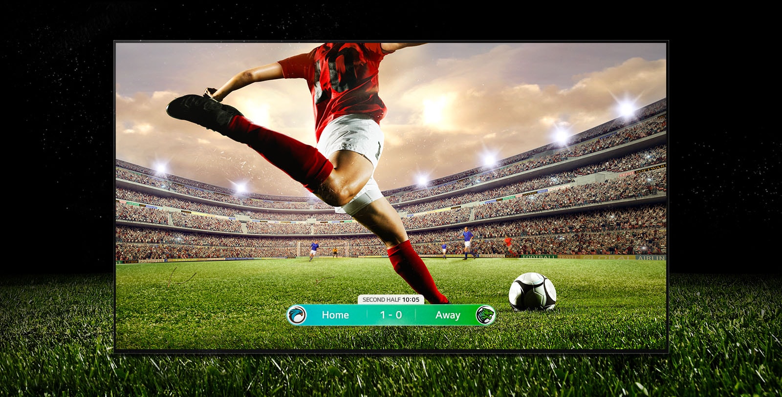Na ekranu se igra nogometna tekma.  Igralec v rdečem dresu bo brcnil žogo po travniku.  Rezultat je prikazan na dnu zaslona.  Travna trava se razteza preko televizorja in tako izboljša pristno gledanje.