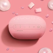LG XBOOMGo PL2P Bluetooth Speaker, Kaugummis, Jellybeans und ein LG XBOOM Go PL2P sind auf einem rosa Hintergrund platziert., PL2P, thumbnail 2