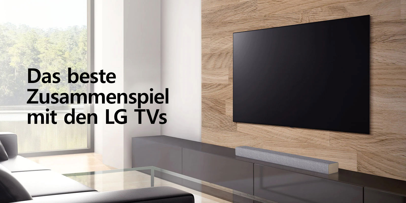 Eine Soundbar steht auf einem weißen TV-Schrank und der Fernseher hängt an einer holzvertäfelten Wand. Draußen sind Bäume zu sehen. Text erscheint auf dem Bild: Das beste Zusammenspiel mit den LG TVs.