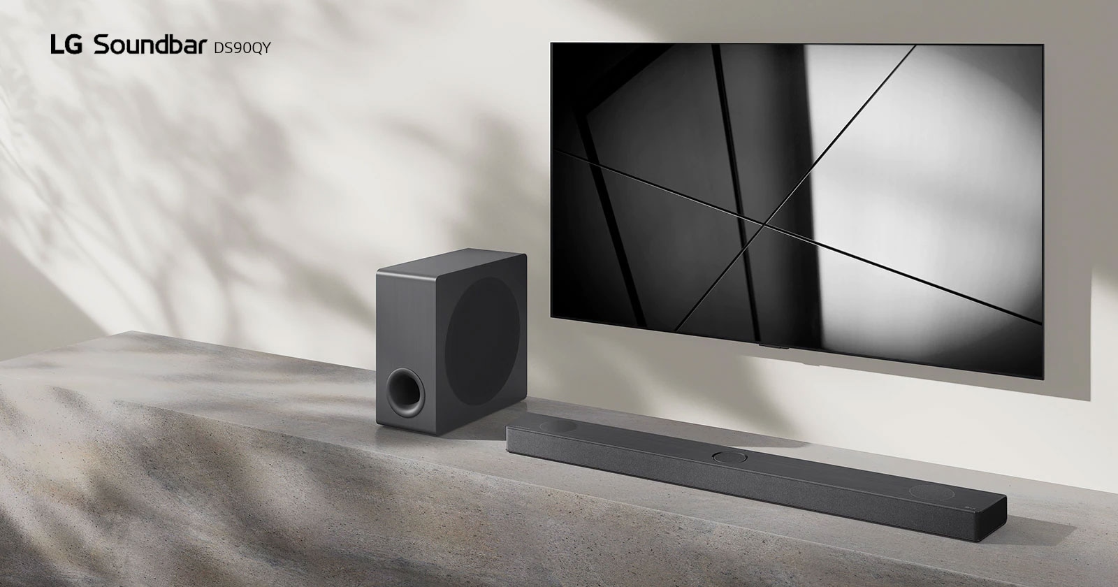 Die LG Soundbar DS90QY und ein LG TV sind zusammen in einem Wohnzimmer aufgestellt. Der Fernseher ist eingeschaltet und zeigt ein Schwarzweißbild an.