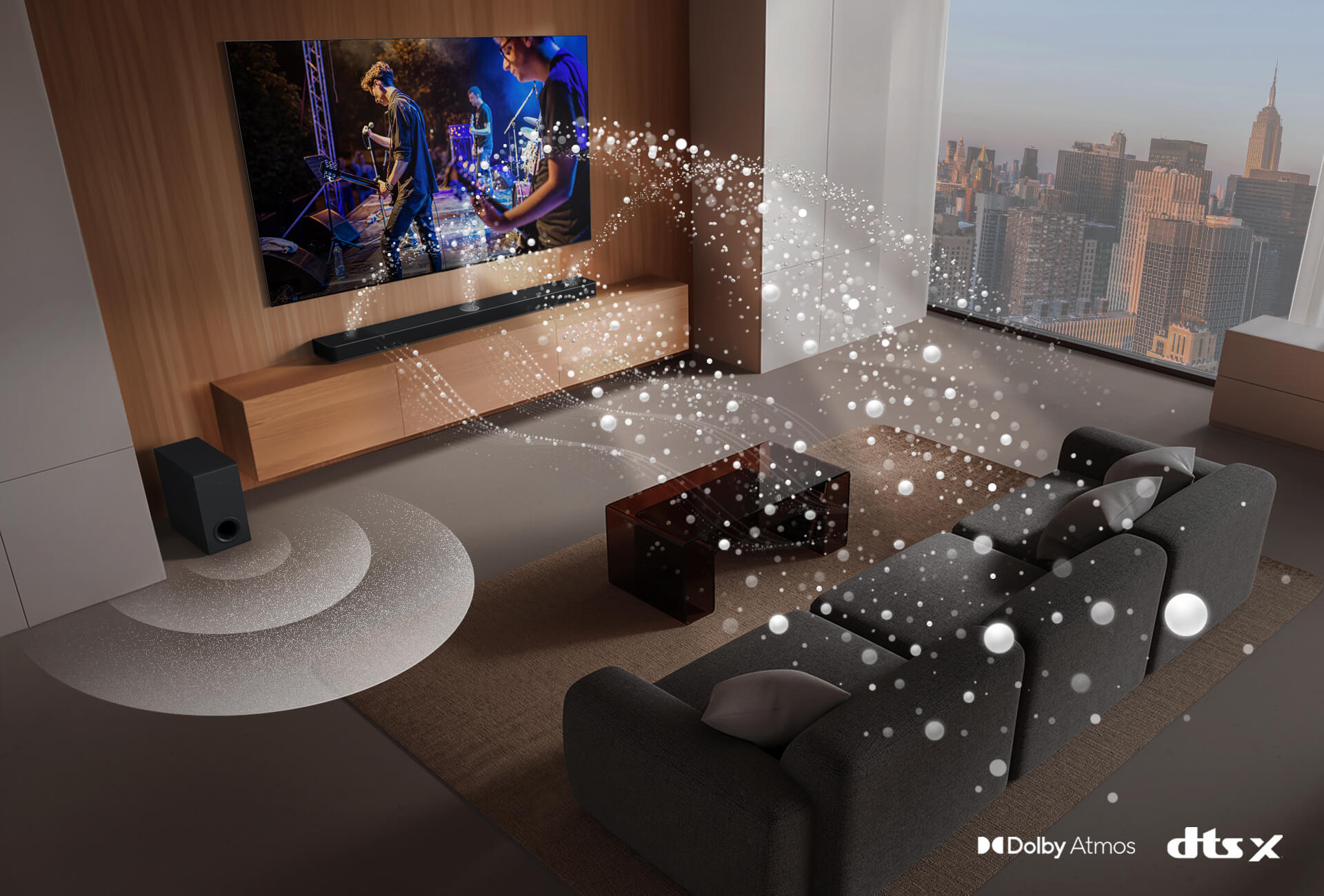 LG TV, LG Soundbar, hintere Lautsprecher und ein Subwoofer befinden sich in einem Wohnzimmer in einem Wolkenkratzer und spielen eine Musikaufführung. Weiße, aus Tröpfchen bestehende Klangwellen werden von der Soundbar und den hinteren Lautsprechern projiziert und um das Sofa und den Wohnraum geschlungen. Ein Subwoofer erzeugt einen Klangeffekt von unten. Dolby Atmos-Logo DTS X-Logo