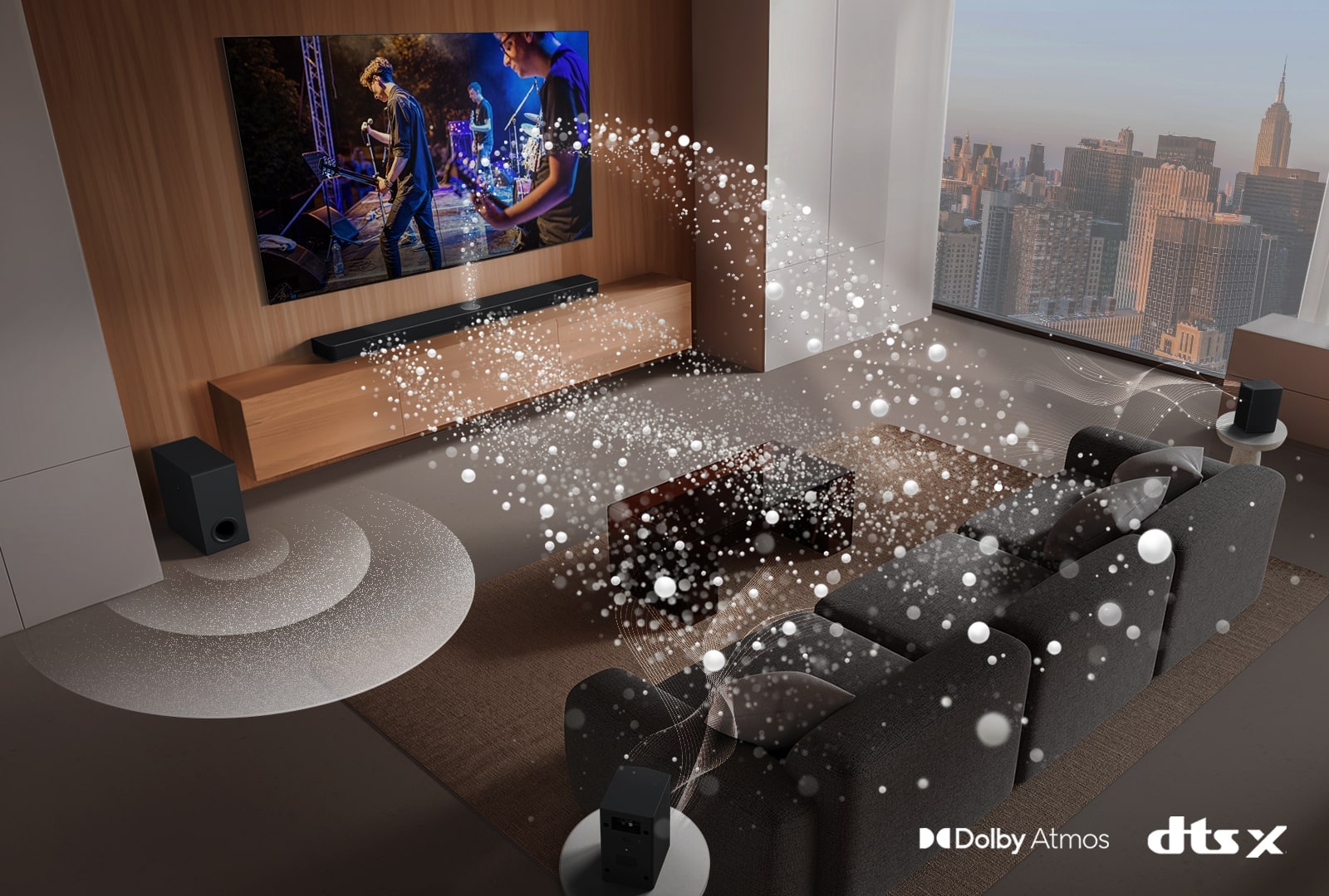 LG Soundbar, LG TV, hintere Lautsprecher und ein Subwoofer befinden sich in einem Wohnzimmer in einem Wolkenkratzer und spielen eine Musikaufführung. Weiße, aus Tröpfchen bestehende Klangwellen werden von der Soundbar projiziert und um das Sofa geschlungen. Ein Subwoofer erzeugt einen Klangeffekt von unten. Dolby Atmos-Logo DTS X-Logo