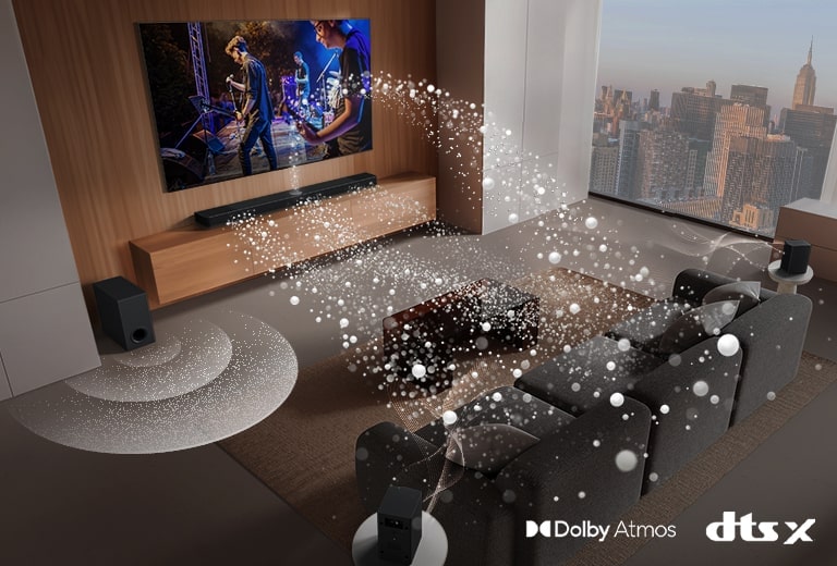 LG Soundbar, LG TV, hintere Lautsprecher und ein Subwoofer befinden sich in einem Wohnzimmer in einem Wolkenkratzer und spielen eine Musikaufführung. Weiße, aus Tröpfchen bestehende Klangwellen werden von der Soundbar projiziert und um das Sofa geschlungen. Ein Subwoofer erzeugt einen Klangeffekt von unten. Dolby Atmos-Logo DTS X-Logo