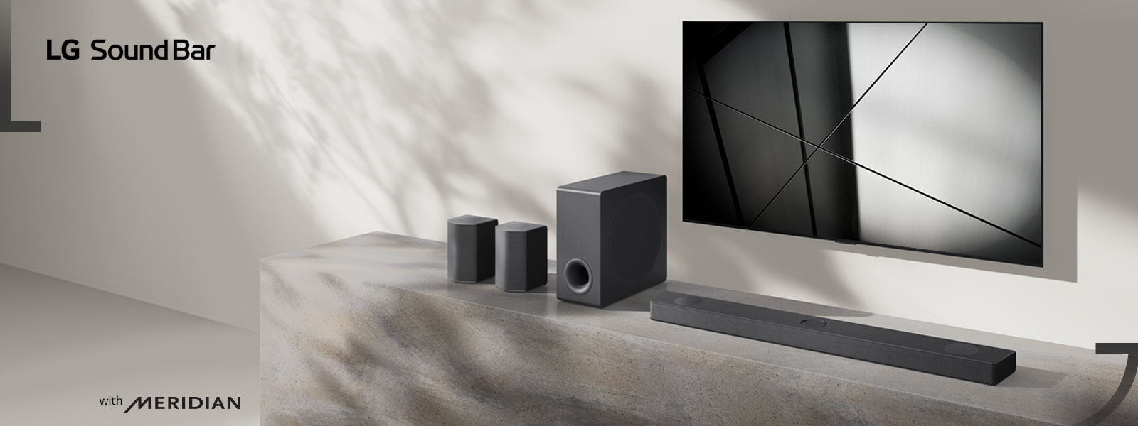 LG Soundbar DS95QR und LG TV werden zusammen im Wohnzimmer aufgestellt