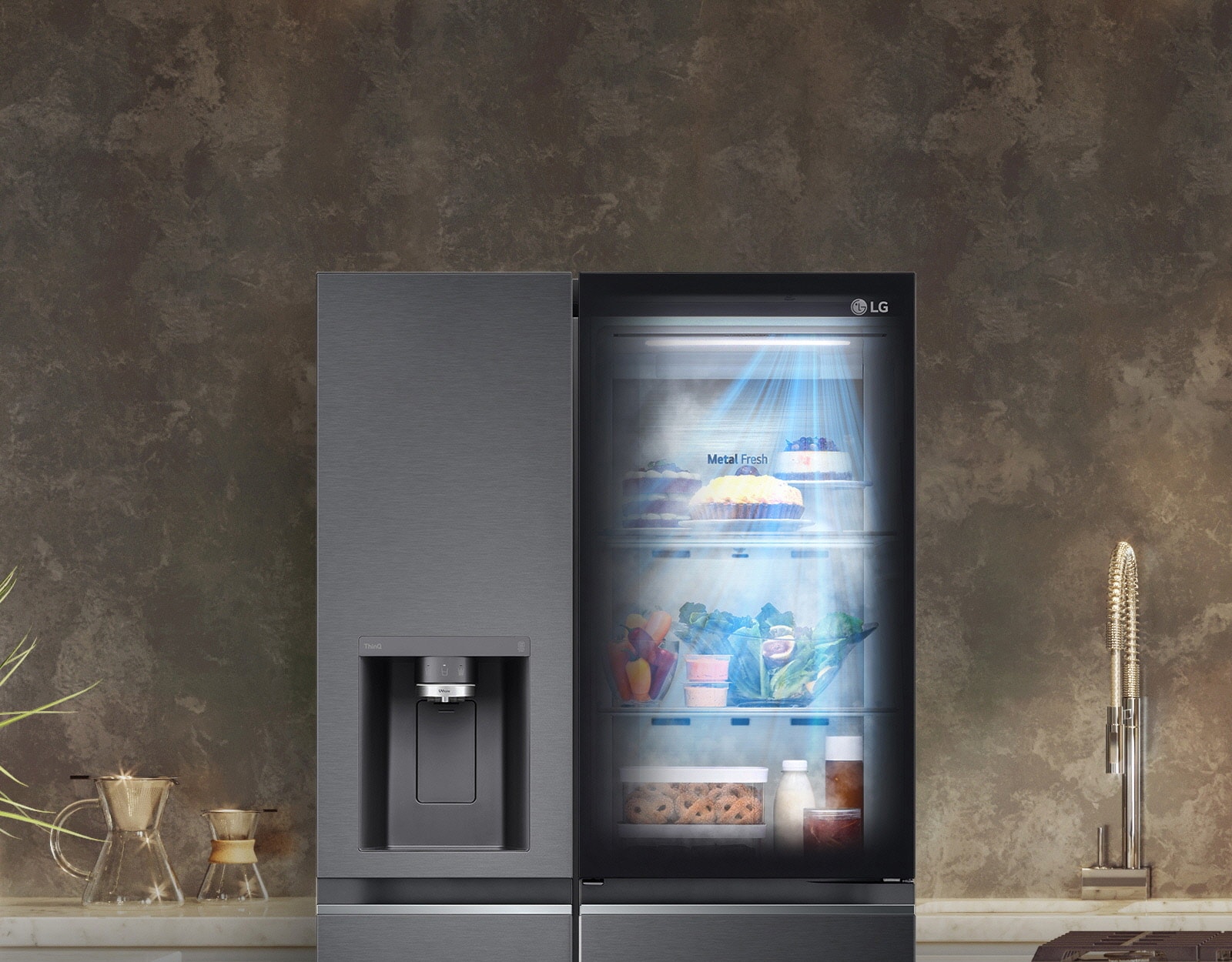 Pogled od spredaj na črn hladilnik InstaView s prižganimi lučmi. Vsebino hladilnika si lahko ogledate skozi vrata InstaView. Modri ​​svetlobni žarki sevajo iz funkcije DoorCooling nad vsebino.