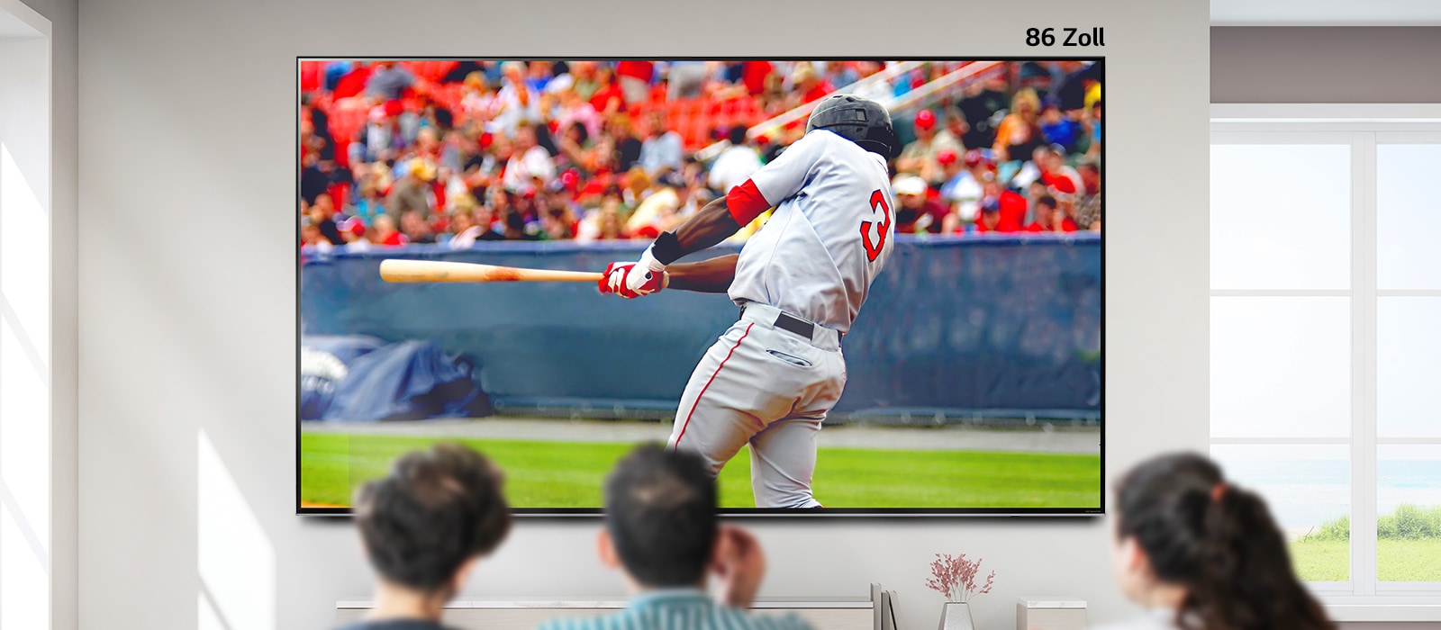 Ein scrollbares Bild mit drei Personen, die auf einem großen wandmontierten Fernseher Baseball schauen. Während Sie von links nach rechts scrollen, wird der Bildschirm immer größer.