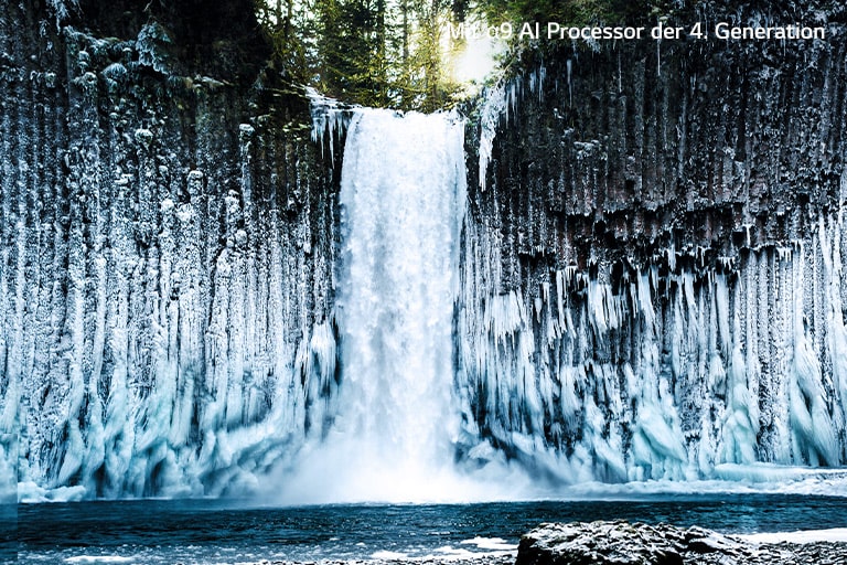 Schieberegler-Vergleich der Bildqualität eines gefrorenen Wasserfalls in einem Wald.