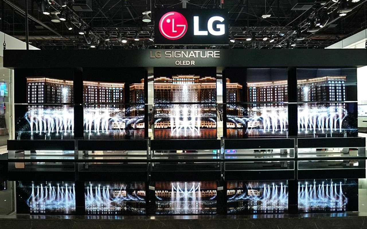 Der Stand von LG SIGNATURE Rollable OLED TV auf der CES 2020.