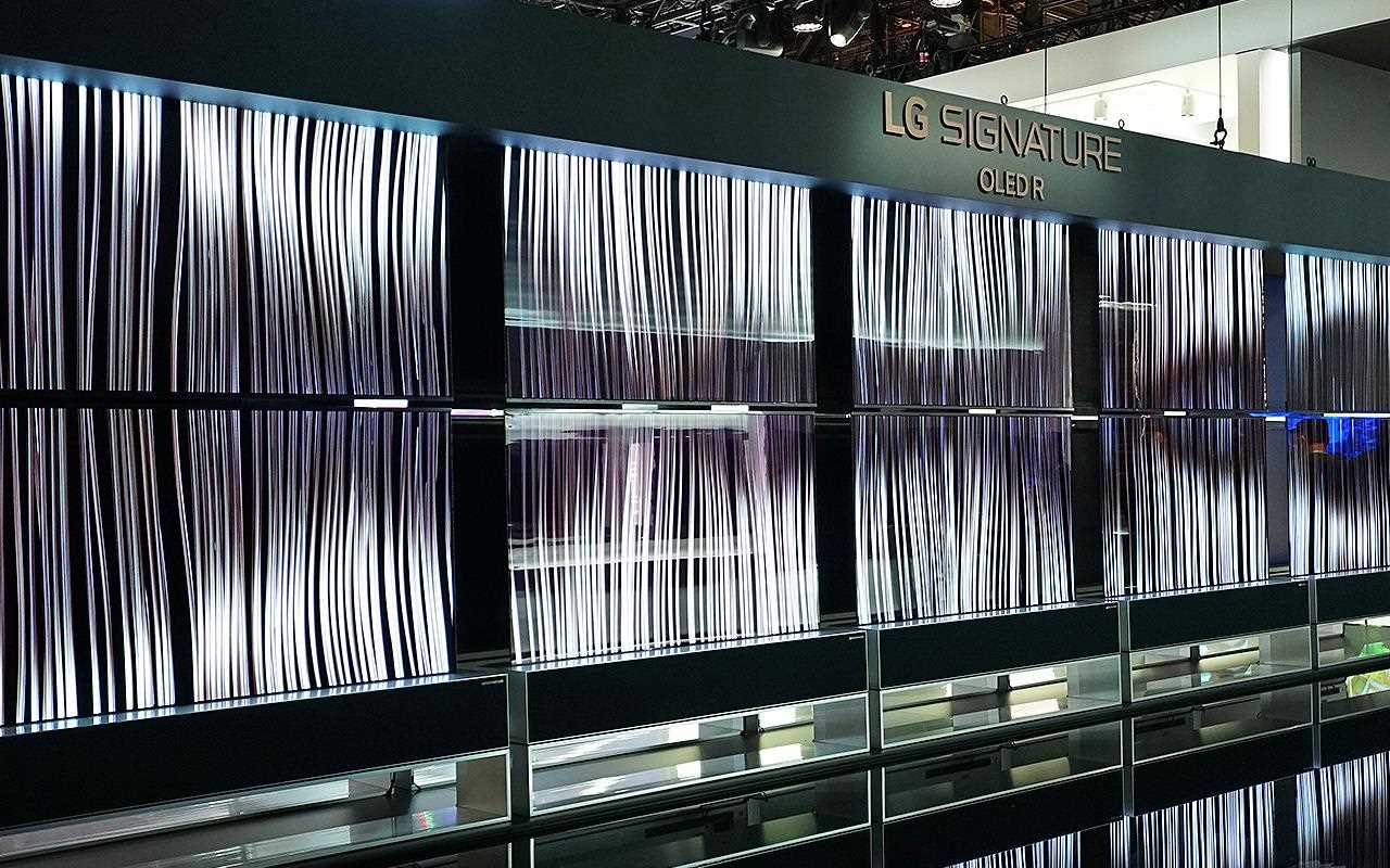 Line View wird auf rollbaren OLED-Fernsehern von LG demonstriert.