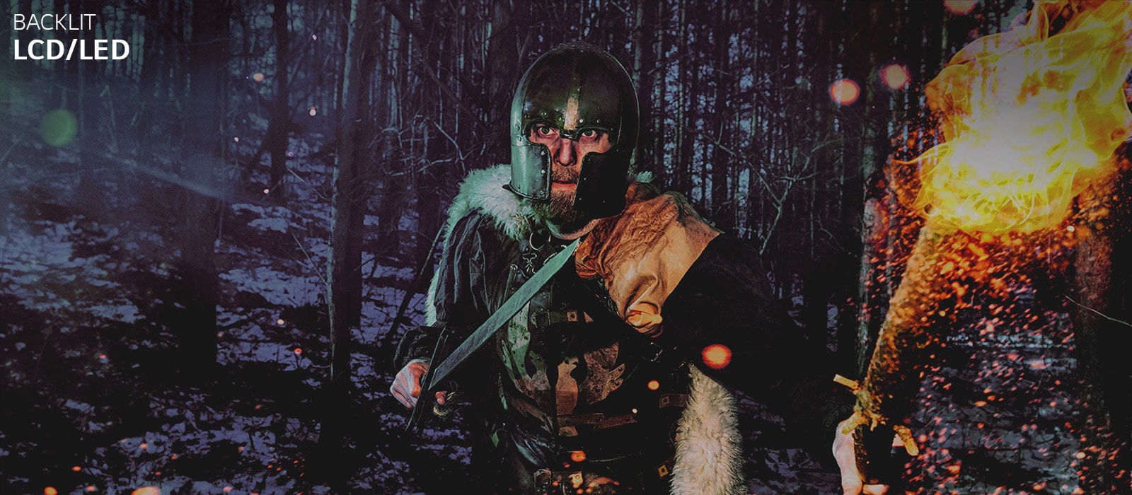 Slider-Vergleichsansicht: Zu sehen ist ein Mann, der in einem winterlichen Wald eine Rüstung sowie ein Schwert und eine Fackel trägt (Schieberegler bewegen)