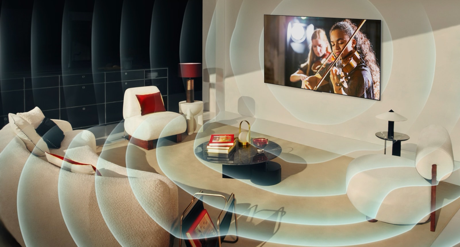 วิดีโอแสดง LG OLED TV ในอพาร์ตเมนต์ทันสมัยในเมือง ตารางซ้อนทับจะปรากฏขึ้นเหนือภาพเหมือนกับการสแกนพื้นที่ จากนั้นคลื่นเสียงสีน้ำเงินจะฉายออกมาจากหน้าจอ ทำให้ห้องเต็มไปด้วยเสียงอย่างสมบูรณ์แบบ