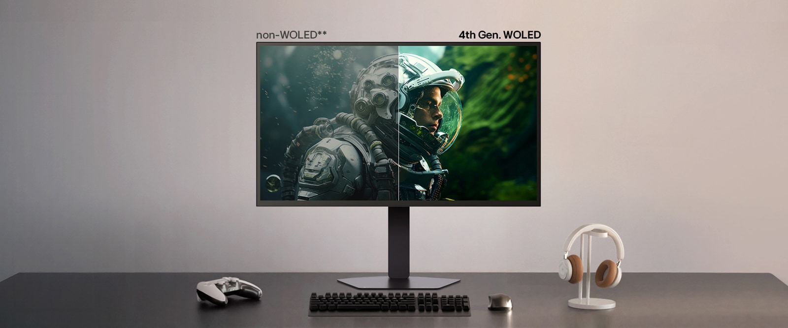 Comparaison côte à côte de la qualité d’affichage WOLED 4e génération par rapport à non-WOLED, montrant une luminosité, une couleur et une clarté améliorées sur le côté droit grâce à la technologie WOLED 4e génération. Le moniteur est assis sur un bureau avec une manette de jeu, un clavier et un casque.