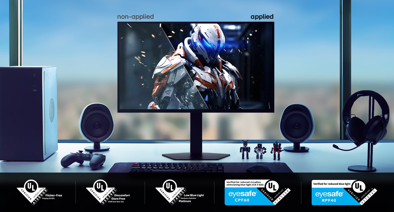 Moniteur LG UltraGear 27GX790B sur un bureau affichant une comparaison côte à côte, étiquetée «&nbsp;non appliqué&nbsp;» et «&nbsp;appliqué&nbsp;», montrant différents états visuels d’un personnage de science-fiction en armure. Le bureau comprend des enceintes, un clavier, des figurines, une manette, une tour de PC et un casque. Au bas se trouvent plusieurs badges de certification UL Flicker-Free, Discomfort Glare Free, Low Blue Light et accréditations Eyesafe