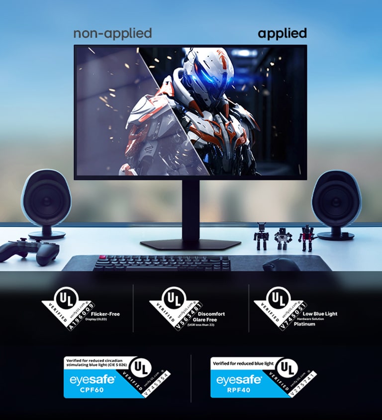 Moniteur LG UltraGear 27GX790B sur un bureau affichant une comparaison côte à côte, étiquetée «&nbsp;non appliqué&nbsp;» et «&nbsp;appliqué&nbsp;», montrant différents états visuels d’un personnage de science-fiction en armure. Le bureau comprend des enceintes, un clavier, des figurines, une manette, une tour de PC et un casque. Au bas se trouvent plusieurs badges de certification UL Flicker-Free, Discomfort Glare Free, Low Blue Light et accréditations Eyesafe