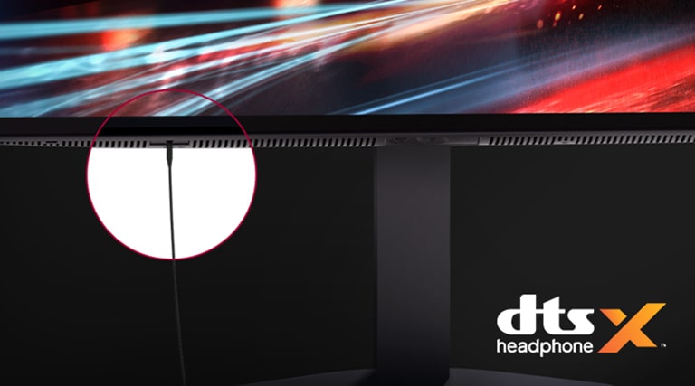 Le câble d’écouteurs 4&nbsp;pôles est connecté au moniteur.