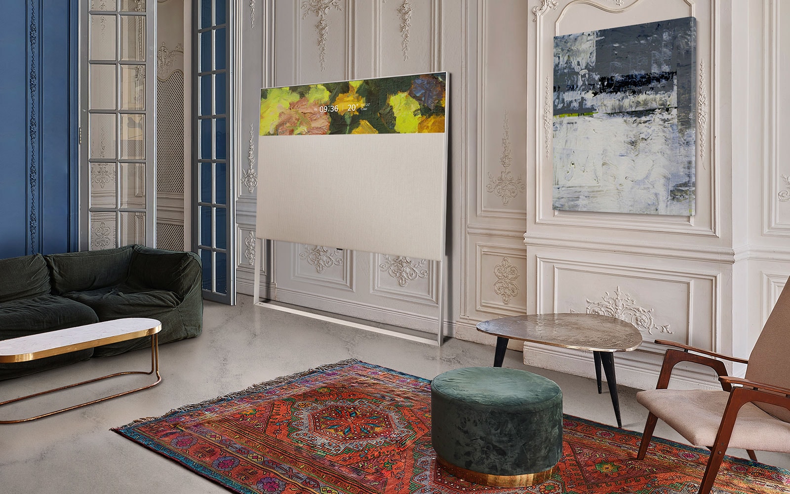 EASEL en mode Line View appuyé contre un mur avec moulure décorative. Il se trouve à côté d’une peinture sur le mur et derrière un tapis aux motifs complexes.